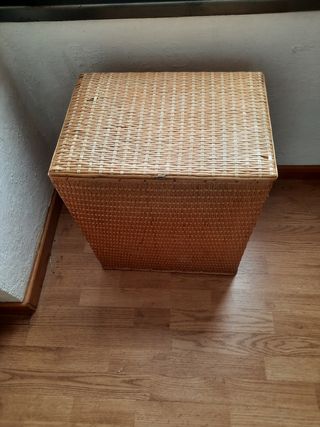 mueble bajo de madera forrado de mimbre con tapa