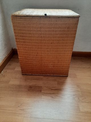 mueble bajo de madera forrado de mimbre con tapa