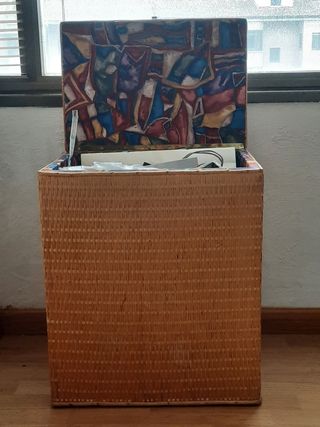 mueble bajo de madera forrado de mimbre con tapa