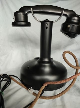 Antiguo teléfono de hotel francés.