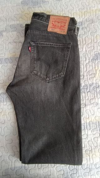Pantalón Levis 501 gris con efectos 