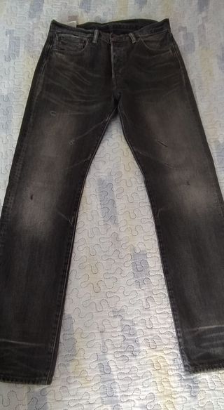 Pantalón Levis 501 gris con efectos 