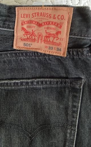 Pantalón Levis 501 gris con efectos 