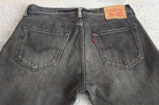 Pantalón Levis 501 gris con efectos 