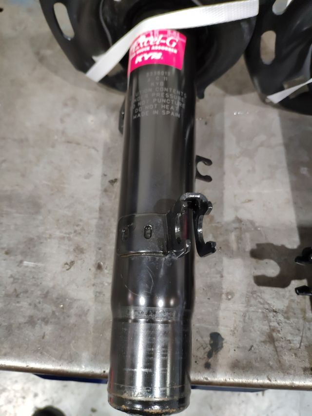 Amortiguador KYB peugeot 208, 2008 seminuevo