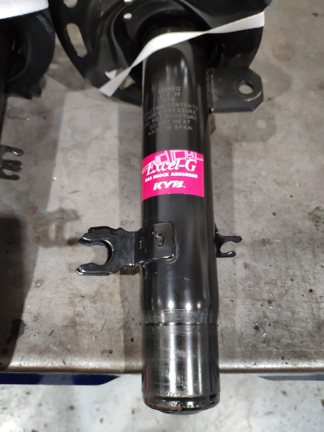 Amortiguador KYB peugeot 208, 2008 seminuevo