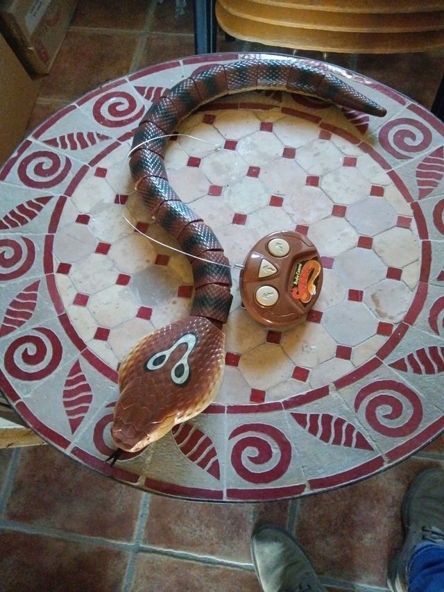 Serpiente con mando distancia,funciona