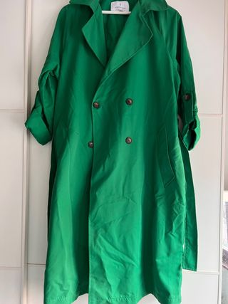 Abrigo gabardina verde, de Stradivarius.
