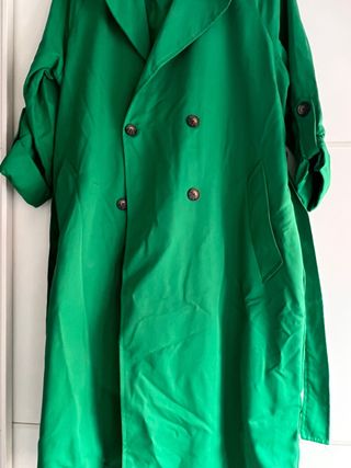 Abrigo gabardina verde, de Stradivarius.