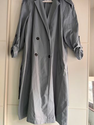Abrigo gabardina azul claro, de Stradivarius.