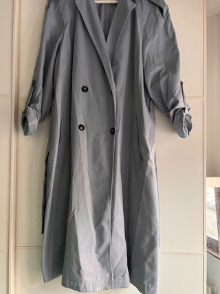 Abrigo gabardina azul claro, de Stradivarius.