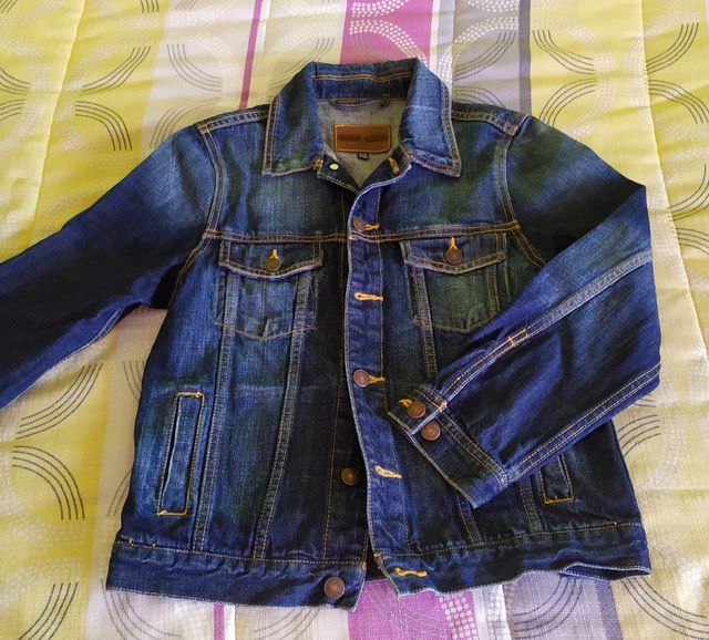 Cazadora vaquera de Massimo Dutti.