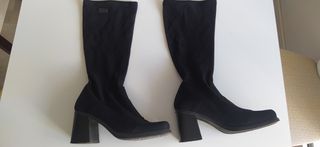 Botas altas de tacón negras