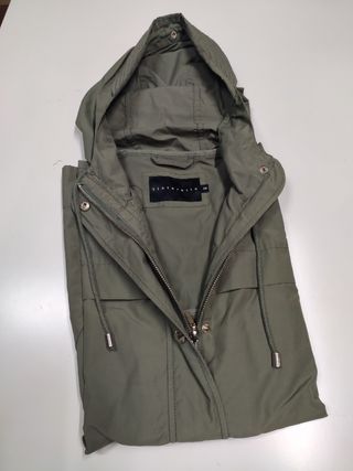 Chaqueta verde.