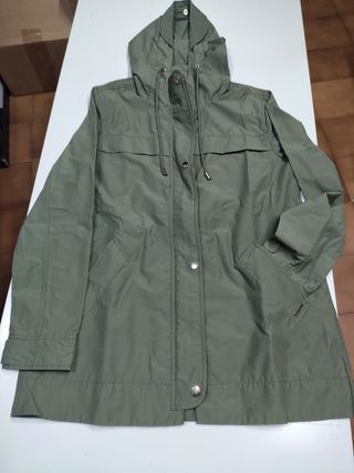Chaqueta verde.