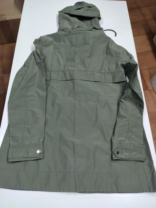 Chaqueta verde.
