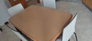 4 sillas con cojín incluido. Regalo mesa