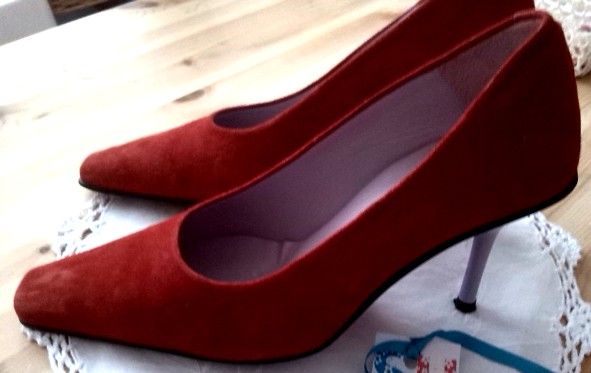 Zapato ante rojo y tacón morado