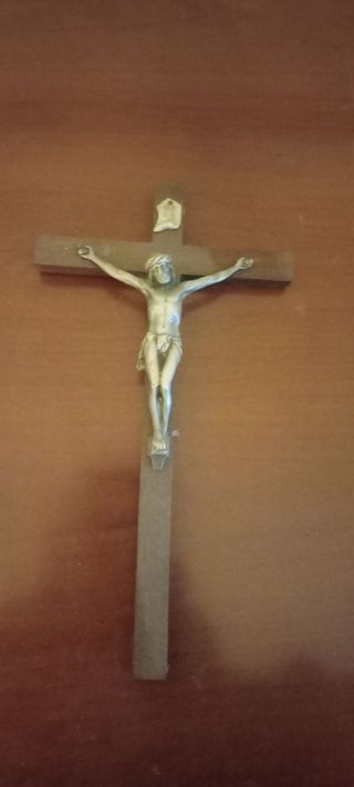 Crucifixo em madeira e metal.