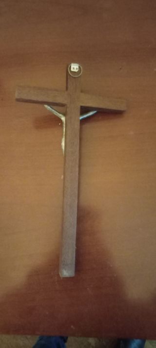 Crucifixo em madeira e metal.