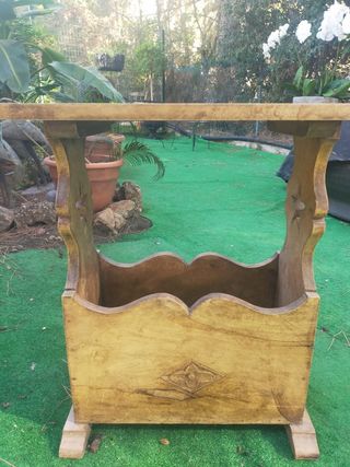 Mesa antigua revistero
