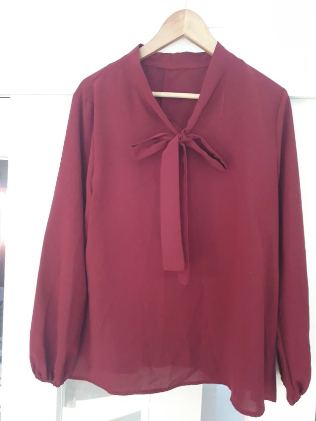 Elegante blusa burdeos