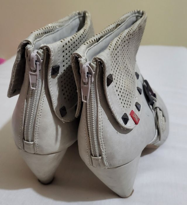 Botines de tacón blancos