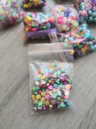 Bolsitas de diferentes abalorios.