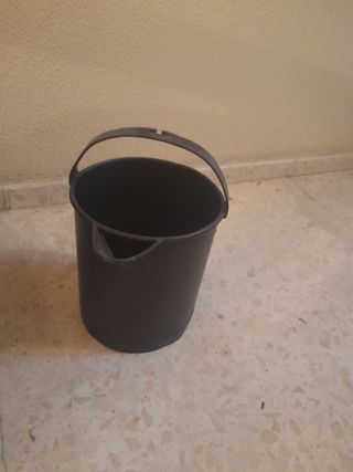 Pote gallego y recipiente medidor de leche.