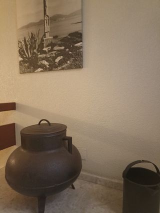 Pote gallego y recipiente medidor de leche.