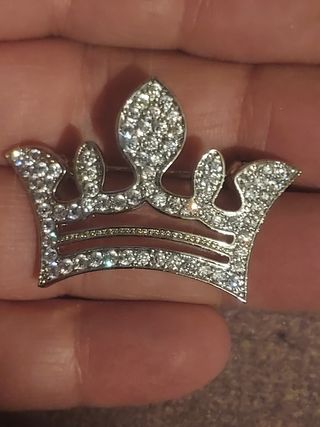 Hermoso broche corona 👑 plateada brillante joyas