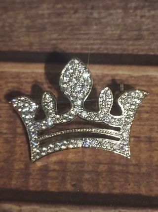 Hermoso broche corona 👑 plateada brillante joyas
