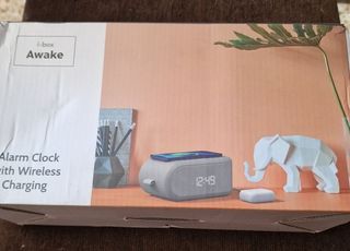 Cargador inalámbrico y Radio con Bluetooth.