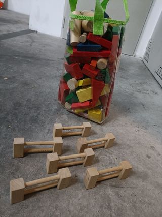 Juego construcción madera + ábaco madera.