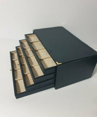 Mobiletto per medaglie in ecopelle nera