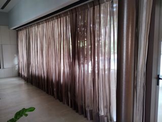 Cortinas modernas de salón.