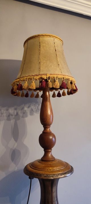 Lámpara antigua de pie con base en metal y madera