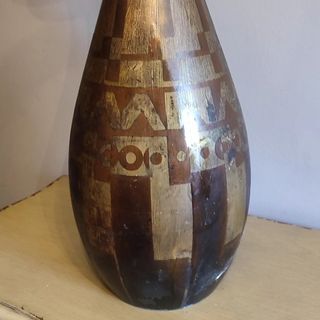 Lámpara antigua de pie con base en metal y madera