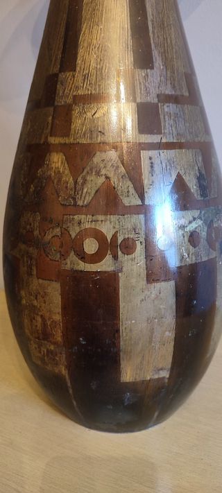 Lámpara antigua de pie con base en metal y madera