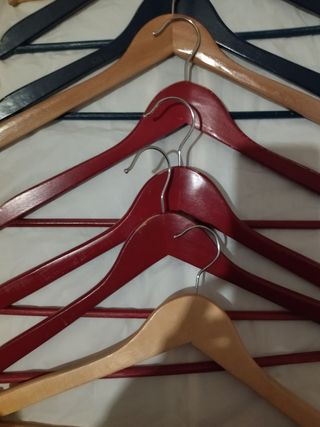 LOTE 11 PERCHAS MADERA+REGALO OTRAS