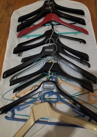 LOTE 11 PERCHAS MADERA+REGALO OTRAS