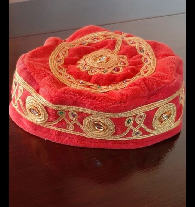 Cappellino orientale rosso