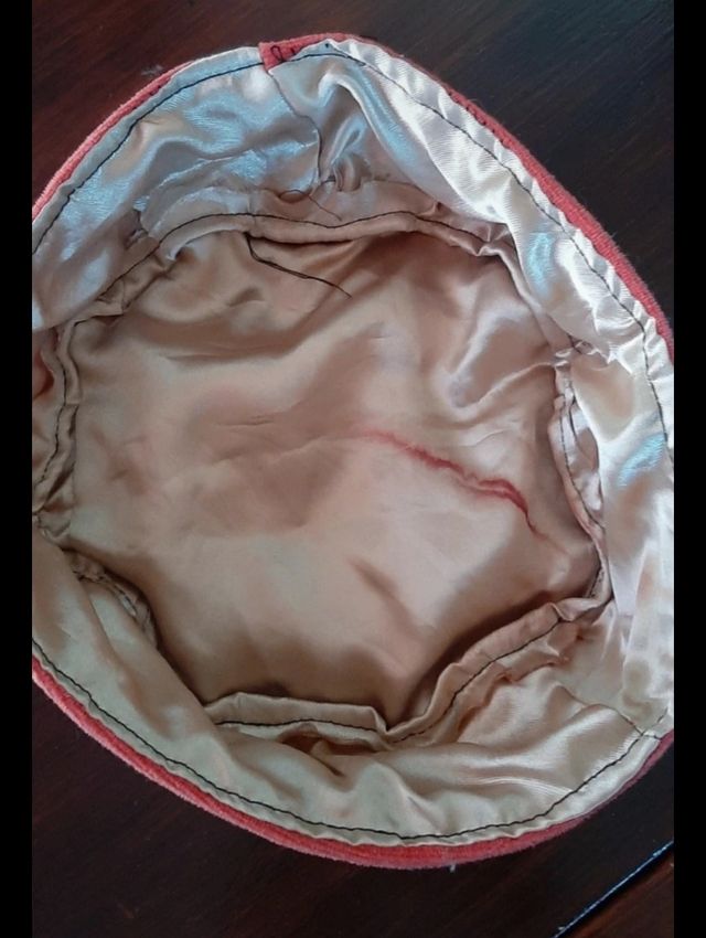 Cappellino orientale rosso