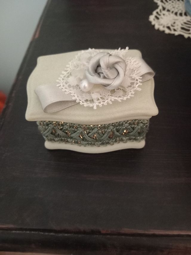 Bomboniera/portagioie in Capodimonte colore verde