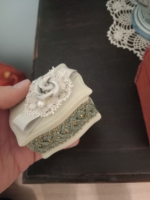 Bomboniera/portagioie in Capodimonte colore verde