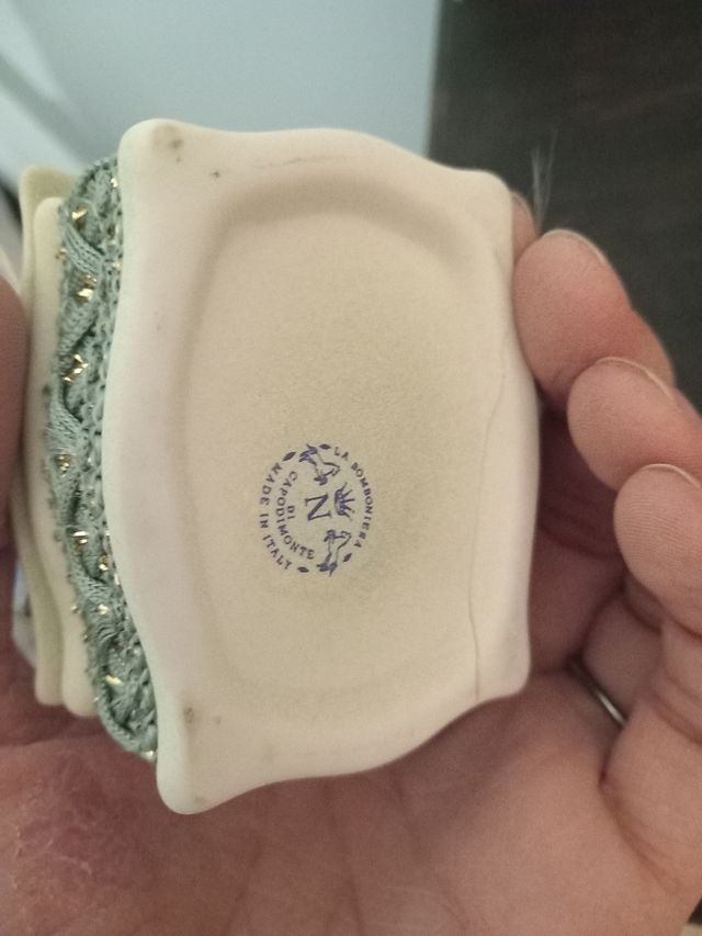 Bomboniera/portagioie in Capodimonte colore verde