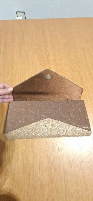 Bolso de fiesta dorado y marrón