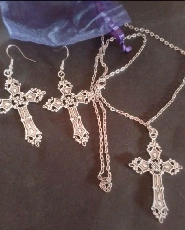 Colgante y pendientes cruz labrada