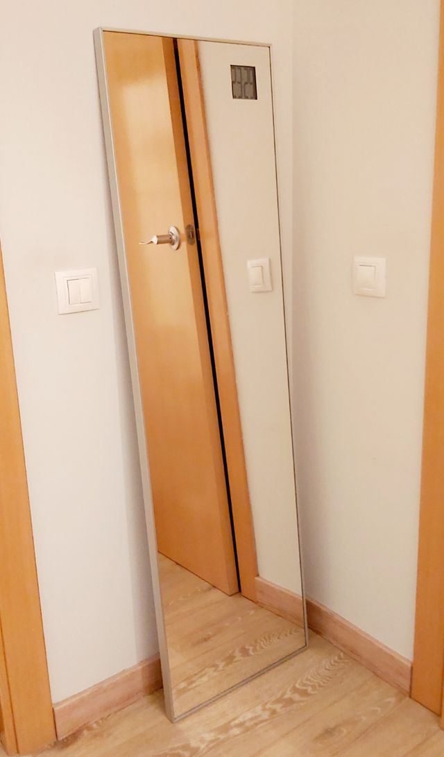 Espejo  con marco de aluminio y con reloj