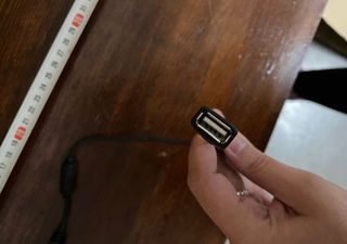 Cable adaptador USB a micro USB.